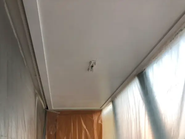 거실쪽 베란다 천장에 페인트를 바른 모습