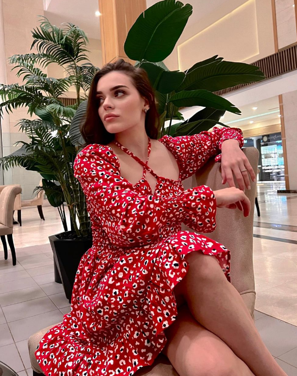 빨간 드레스를 입고 의자에 앉아있는 소트니코바