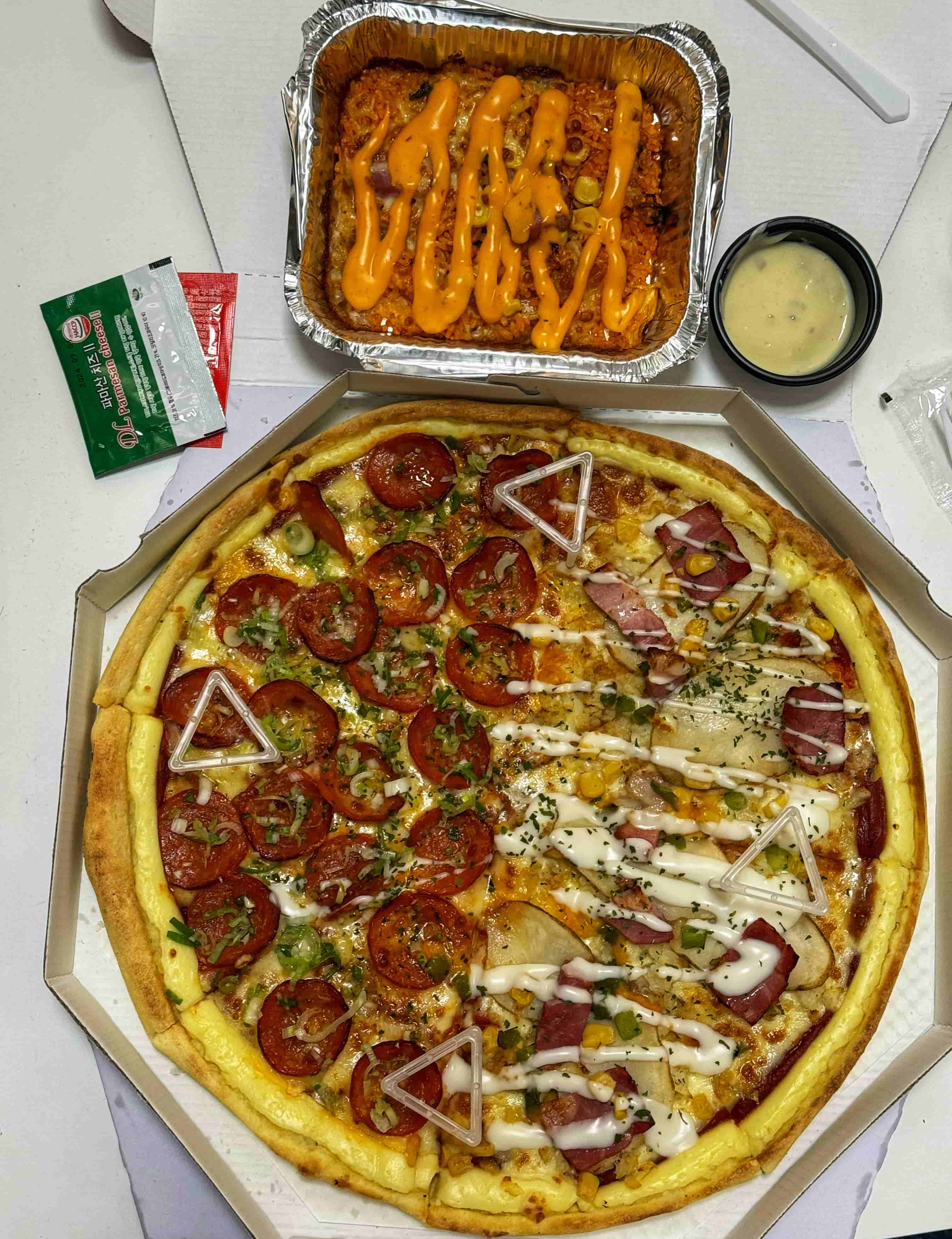 배달 피자 맛집 &amp;#39;피자와일드&amp;#39;에서 주문한 하프 앤 하프 피자와 리뷰이벤트로 받은 베이컨 김치 치즈 필라프를 함께 찍은 사진