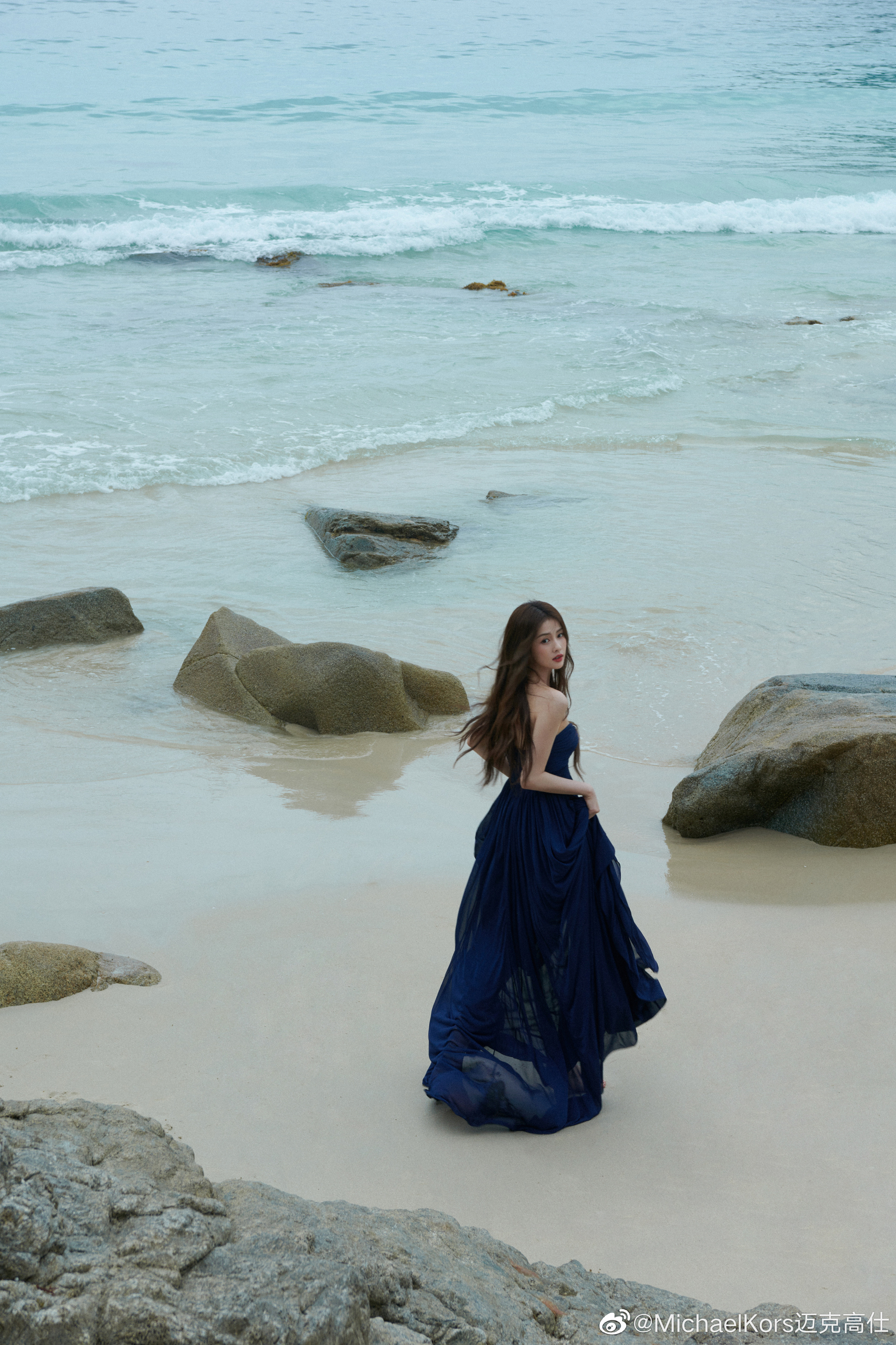 해변을 걷는 흰 사슴