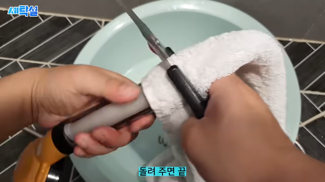 "그대로 사용하면 폐질환 일으킵니다" 세균이 득실득실한 더러운 샤워기 완벽하게 제거하는 방법