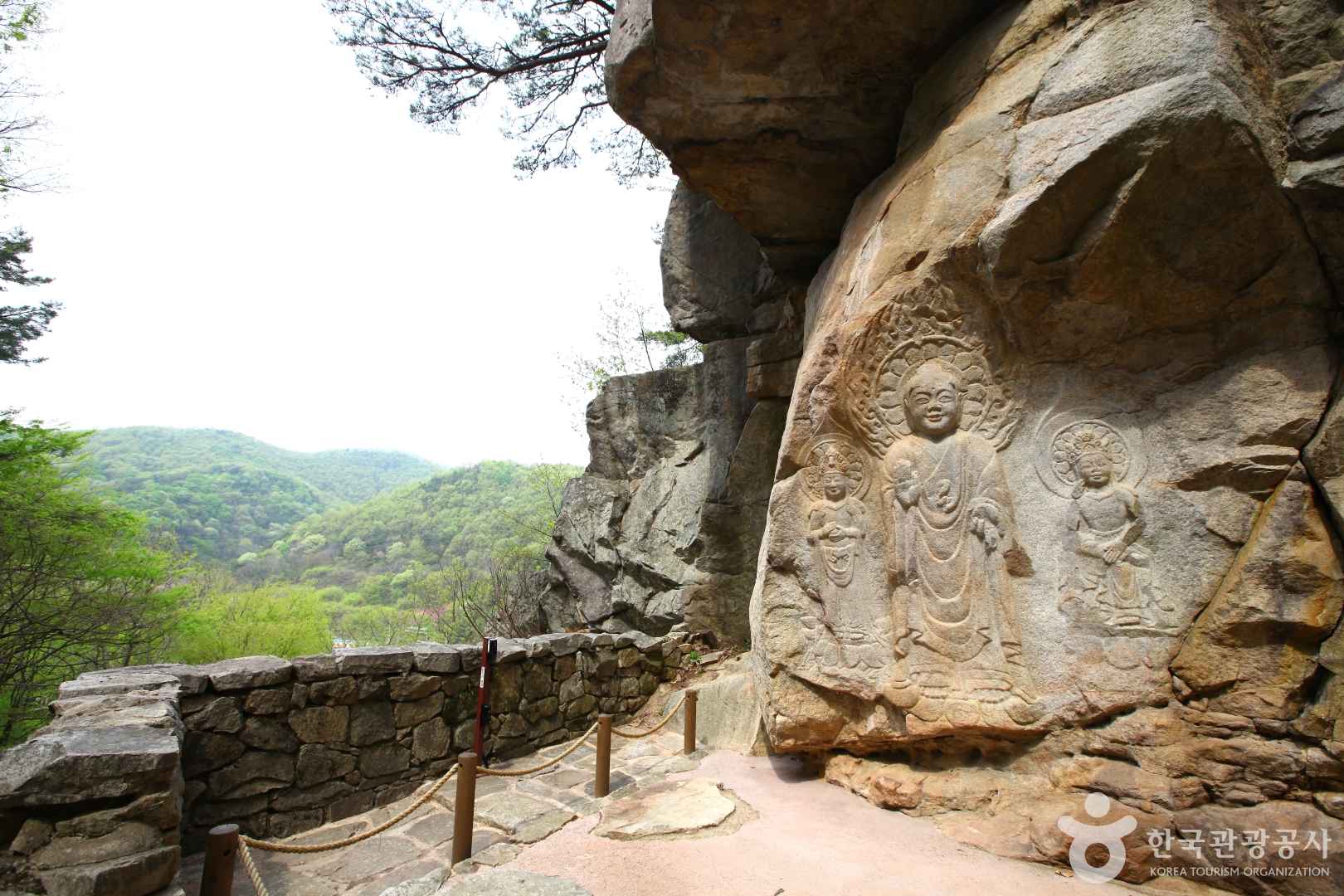 서산 용현리 마애여래삼존상