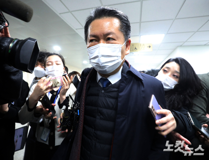  정청래 '김선달 사건' 檢 재수사 요구 경찰과 '기싸움' 정청래 의원 사찰 '봉이 김선달'에 비유 논란 시민단체 고발검찰, 경찰에 '재수사 요구' 검수완박 대비 기싸움하나
