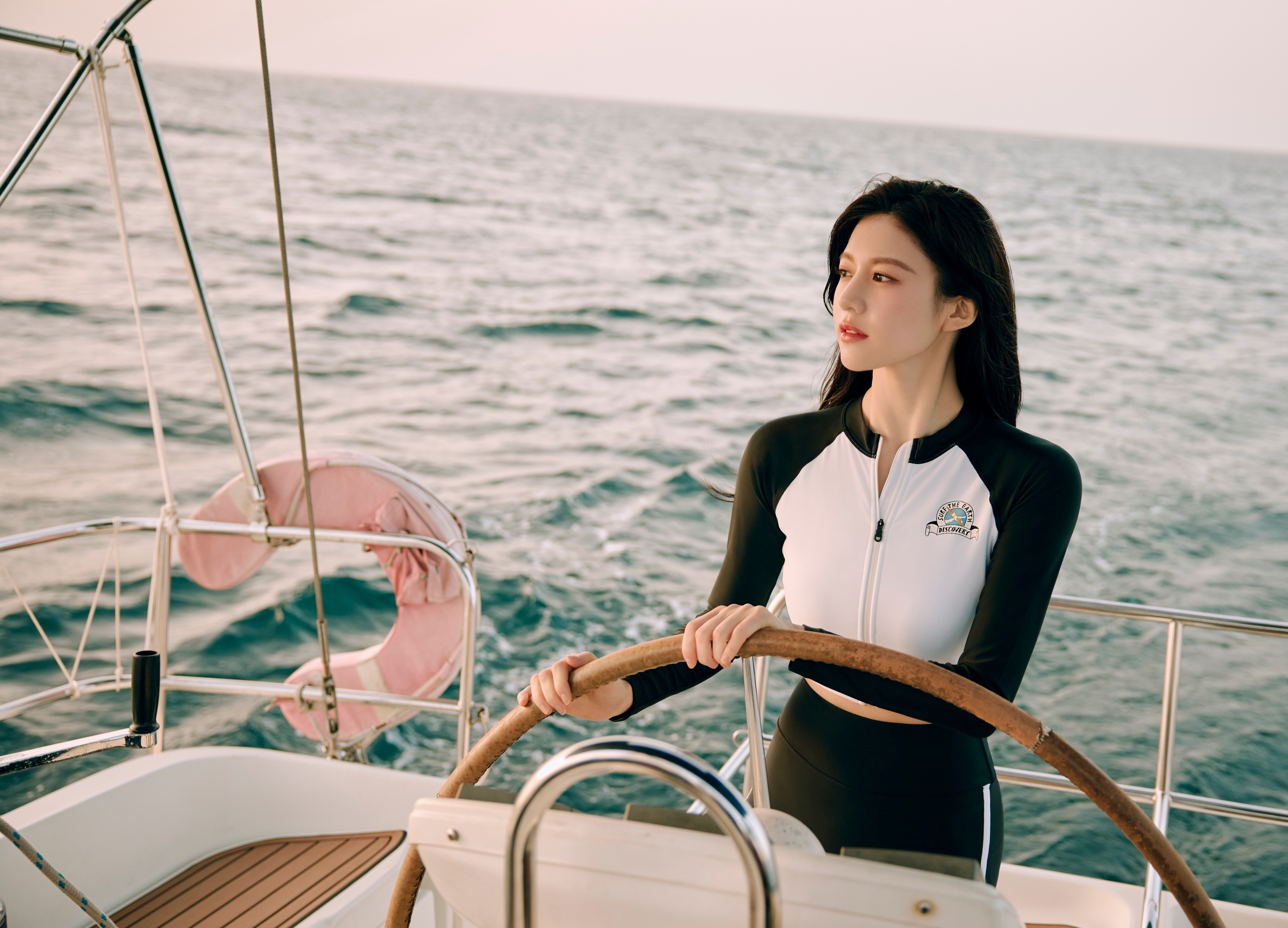 고윤정 디스커버리 익스페디션 화보 2