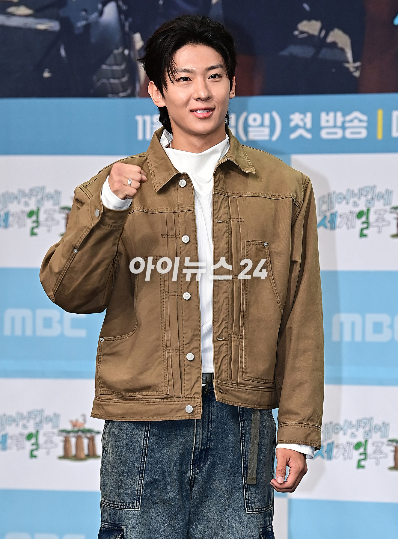 방송인 덱스가 23일 오후 서울 마포구 MBC 골든마우스홀에서 열린 MBC 예능 프로그램 &#39;태어난 김에 세계일주3&#39; 제작발표회에서 포즈를 취하고 있다. [사진=곽영래 기자]