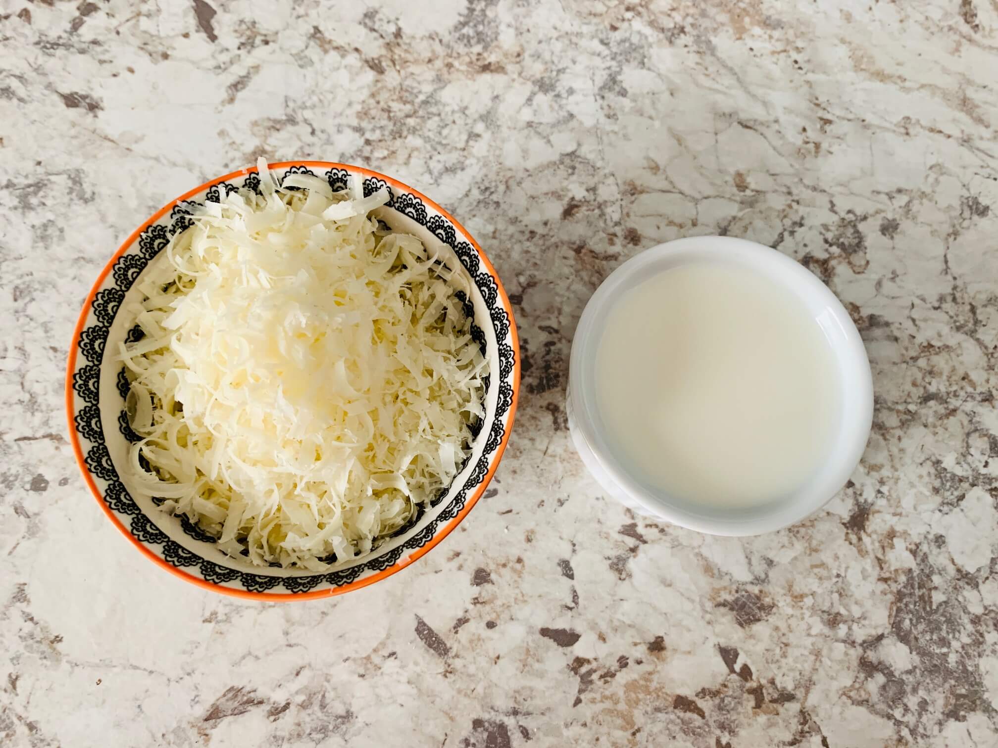 흰색-간-치즈-흰색-우유가-담긴-그릇