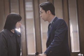 (출처: 이상한 변호사 우영우 영상 캡쳐) 우영우와 권민우가 마주 보고 있는 모습