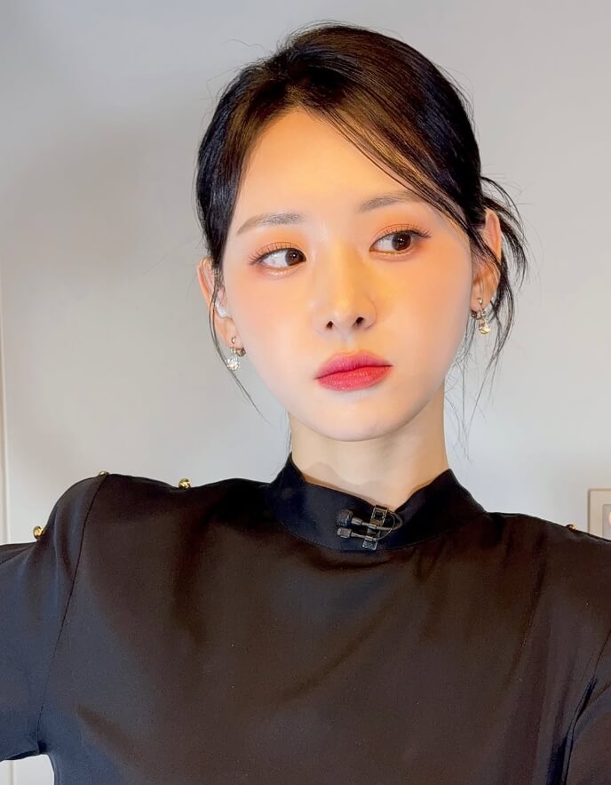검정색옷을입은-머리묶은여성의모습