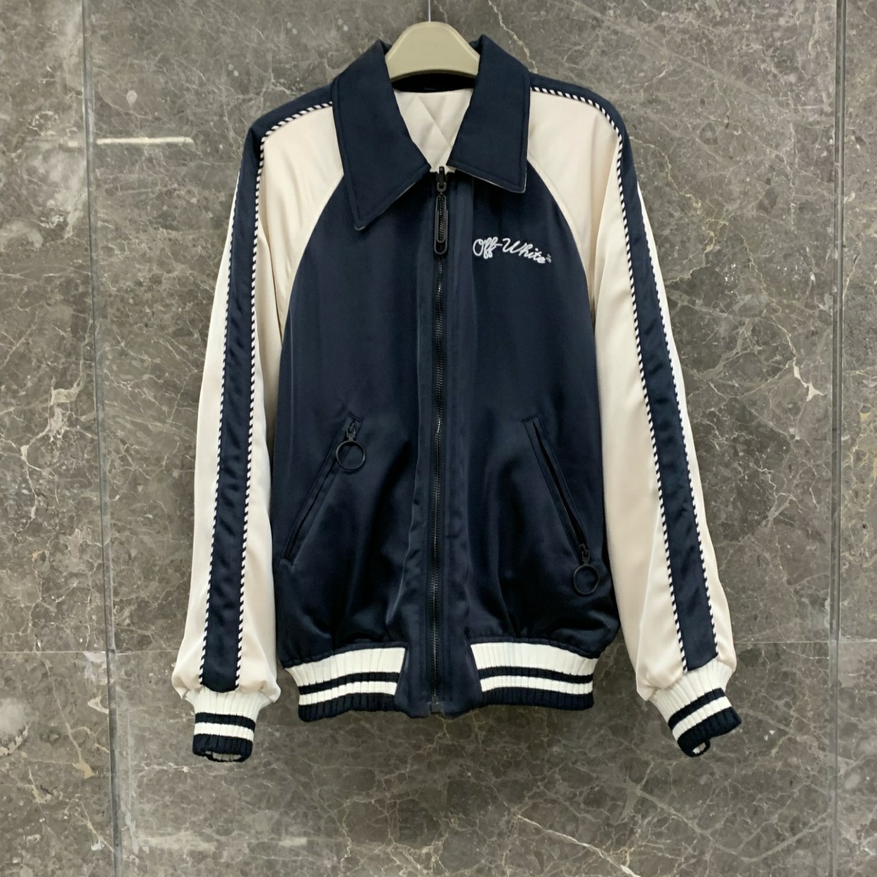  [OFF WHITE] 오프화이트 리버시블 바시티 자켓