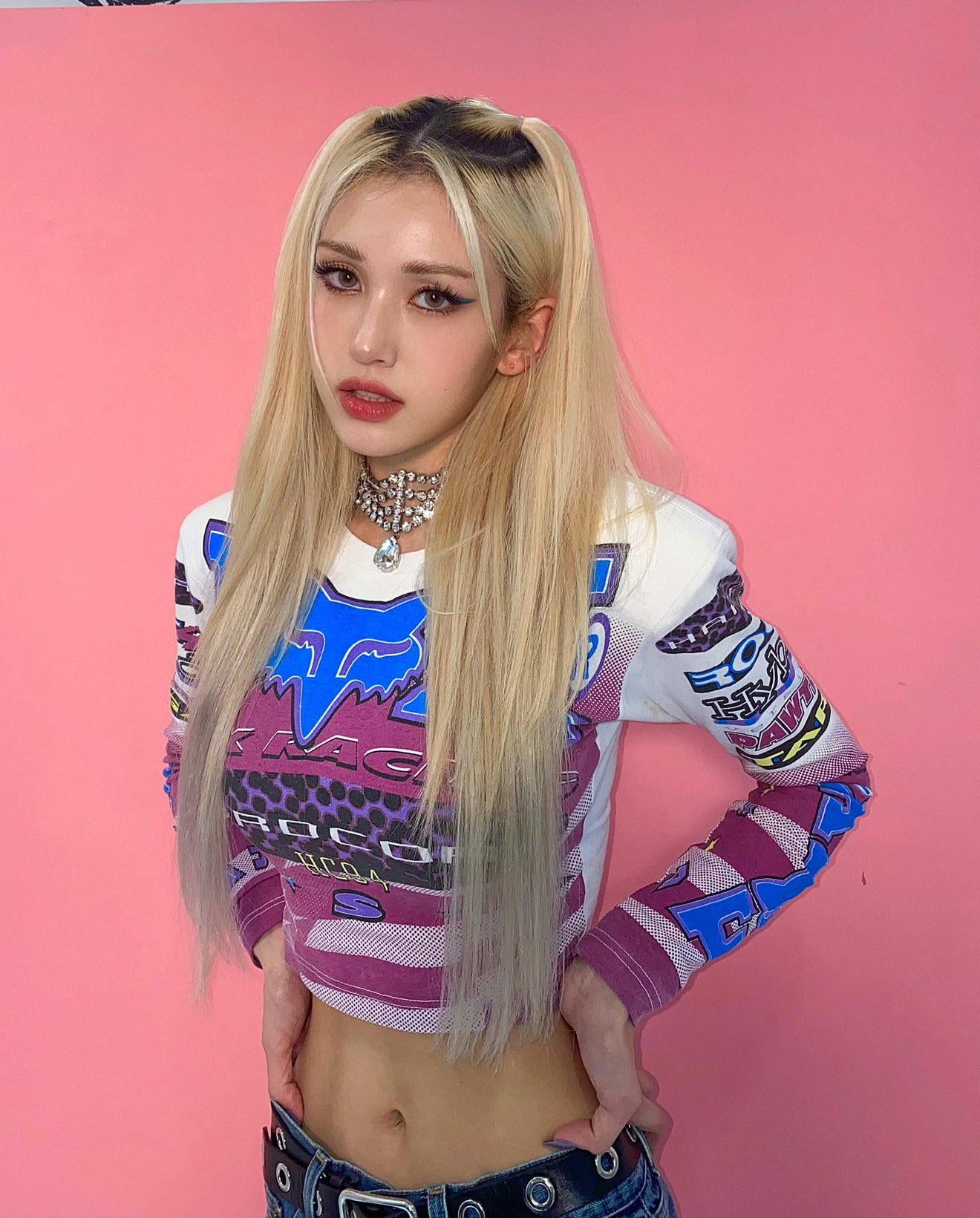 여자아이돌-전소미-몸매-배꼽-청바지-엉덩이-노출 섹시-가슴-허리-골반
