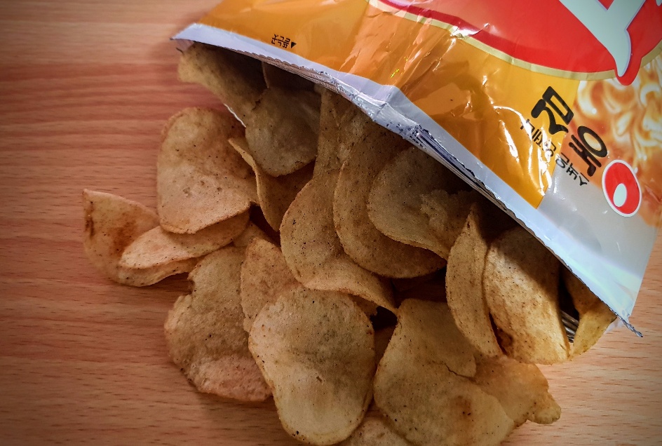 포테토칩-육개장-사발면-맛-봉지에서-밖으로-나온-감자칩들의-모습