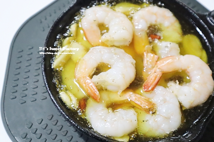 새우 감바스를 만드는 방법은 감바스 알 아질요 새우이다. 21