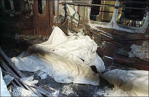 대구 지하철 화재 대참사.
불에 다 타버려서 내부가 흔적도 알 수 없이 녹아버린 지하철 내부의 참혹한 사진이다.