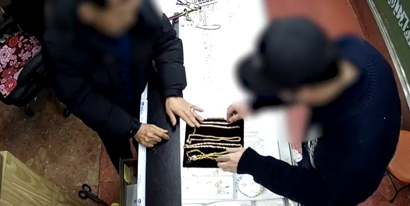 귀금속들을 주인에게 보여달라고 하고 있는 절도범