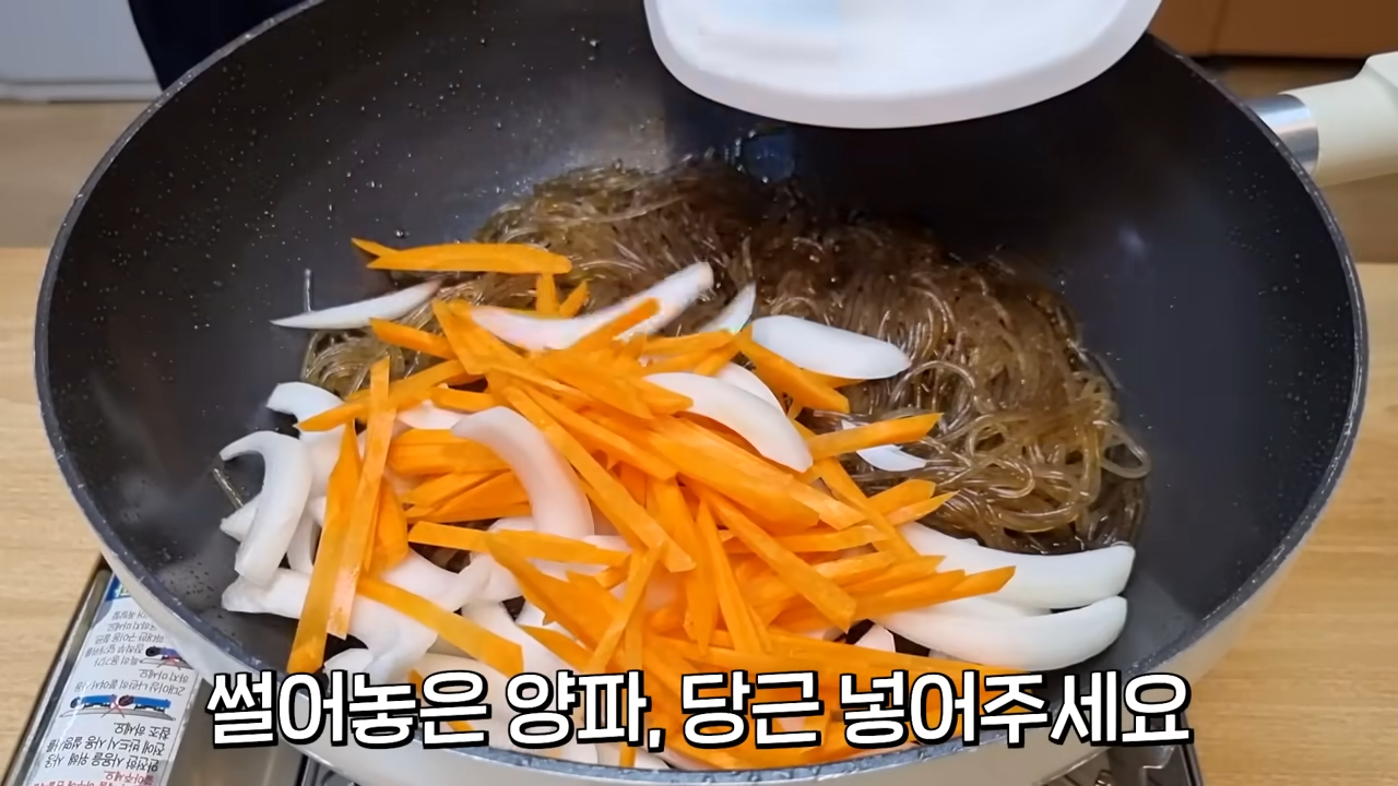 "후라이팬 1개면 끝납니다" 딱 5분이면 하루가 지나도 절대 불지않는 탱글탱글한 잡채 만드는 방법