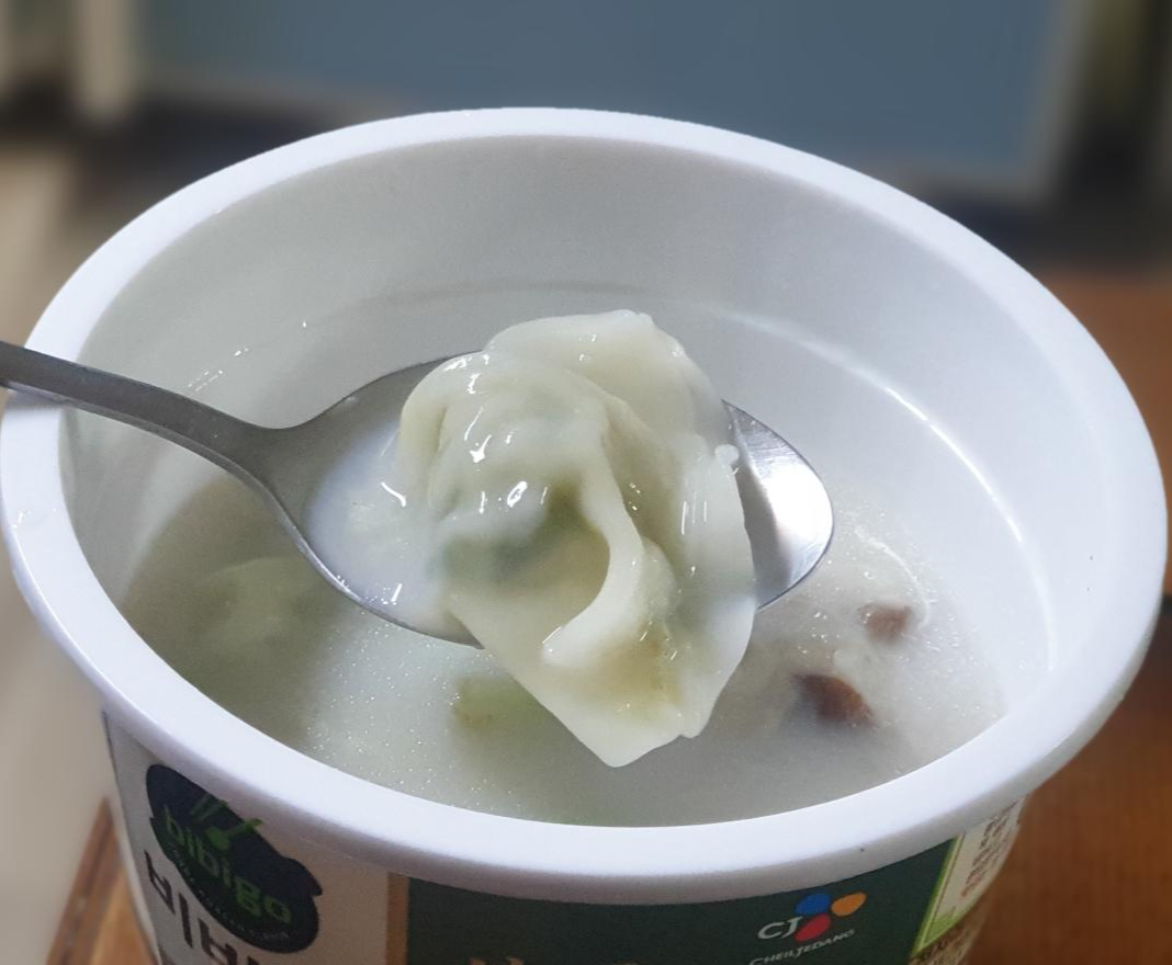  비비고 사골 컵만둣국 맛후기 맛있어요