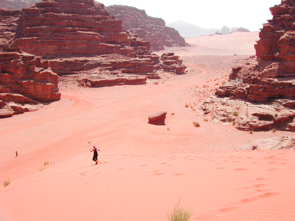 요르단-와디럼사막-모래언덕에서-아래로-달려갑니다