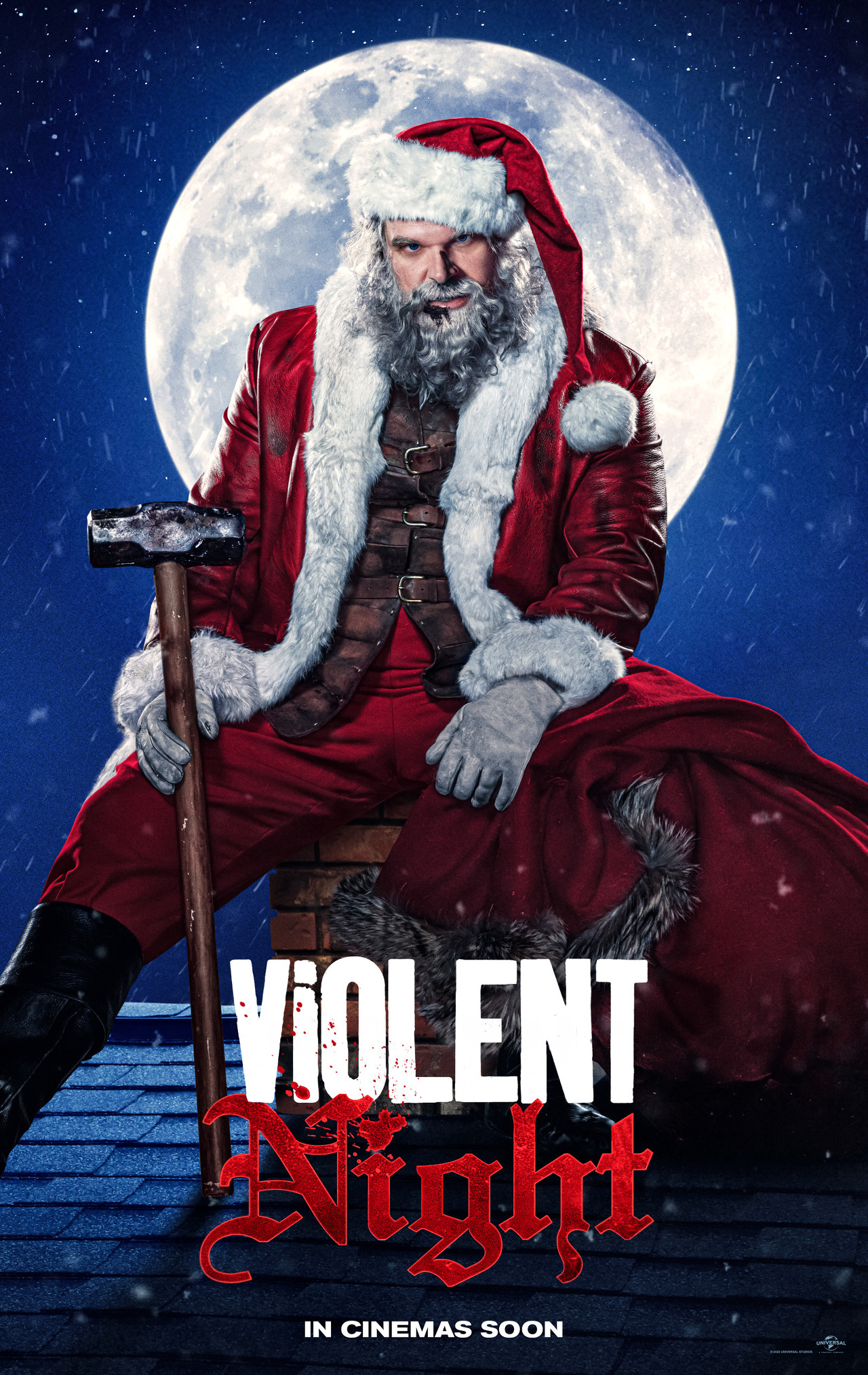보름달을 배경으로 붉은색 옷을 입은 산타가 지붕에 앉아 있는 모습이다. (영화 &#39;바이올런트 나잇&#39; 포스터)