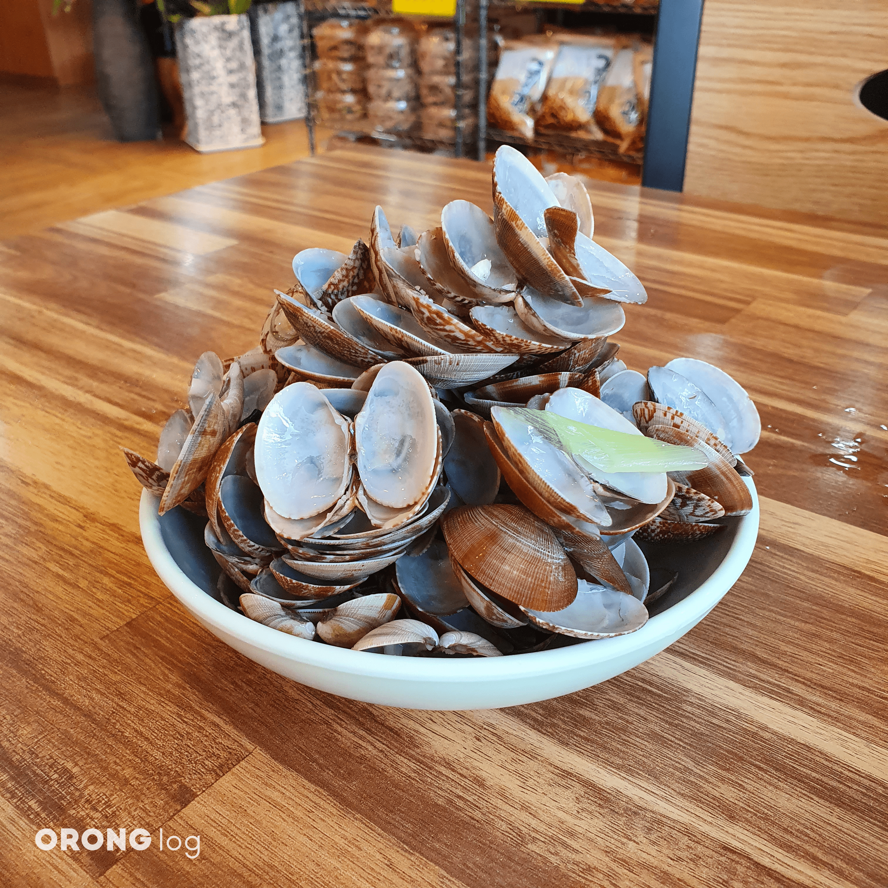 바지락 껍데기들