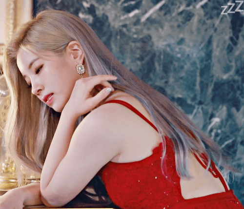  트와이스 다현 레드 드레스
