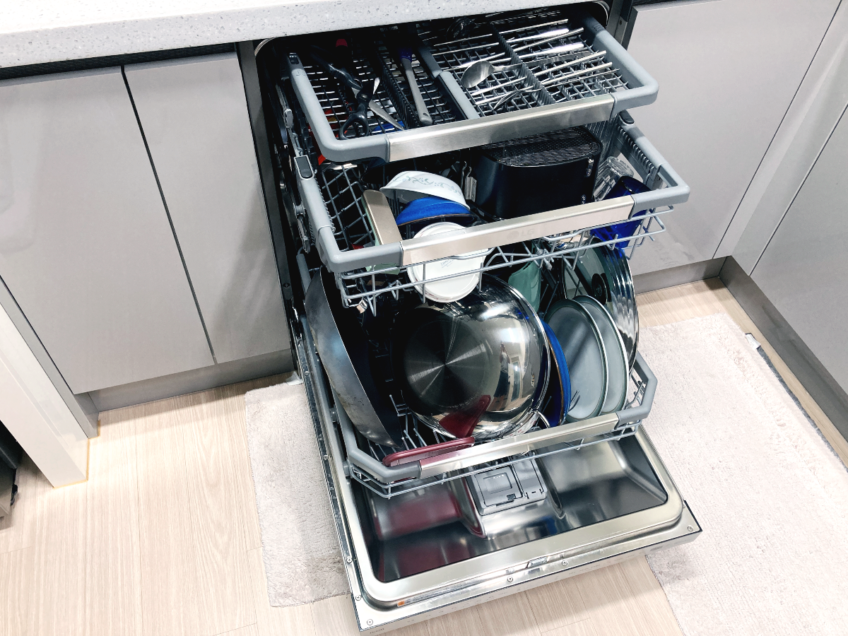 LG 식기세척기 (LG DIOS DFB22) 식기세척기에 쌓인 그릇&#44; 접시&#44; 프라이팬&#44; 웍&#44; 앞접시