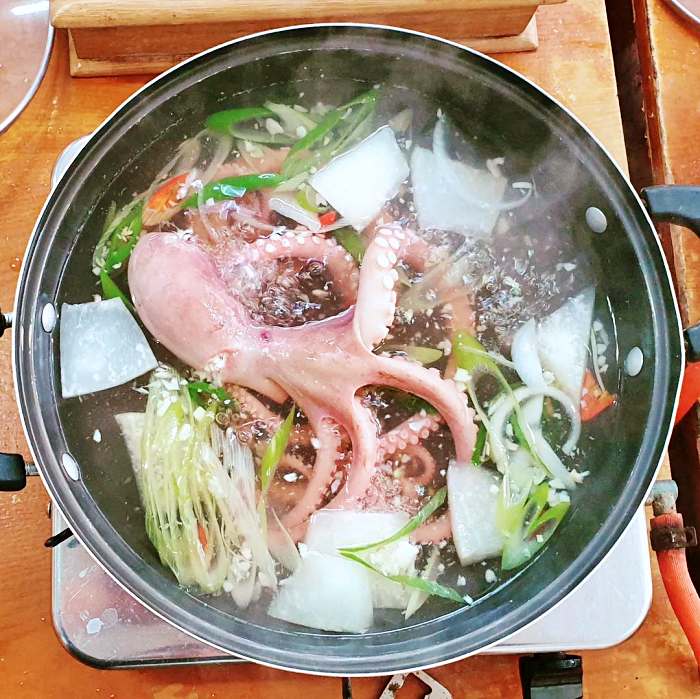  4월 11일 고두심이 좋아서 충남 태안 맛집 박속밀국낙지탕 아들 김정환 동행 여행 산낙지 낙지볶음 위치