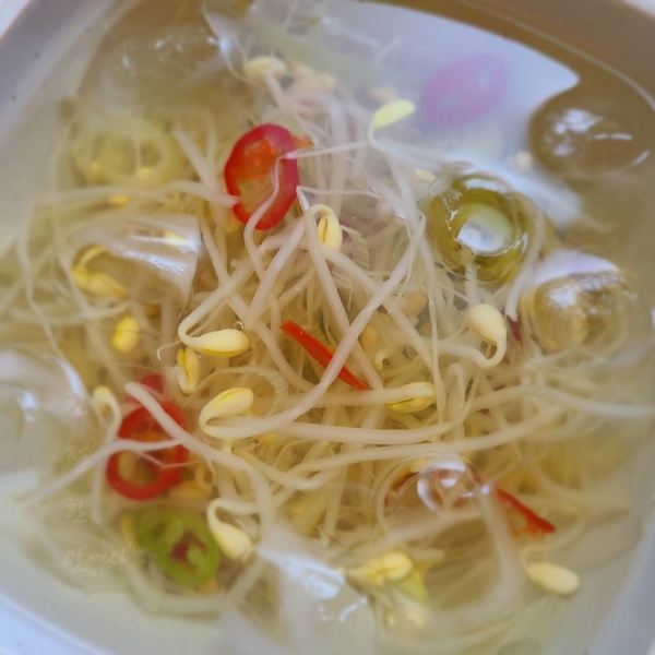  여름에 시원한 냉콩나물국 맛있게 끓이는법 OO넣으면 맛있는 콩나물냉국!