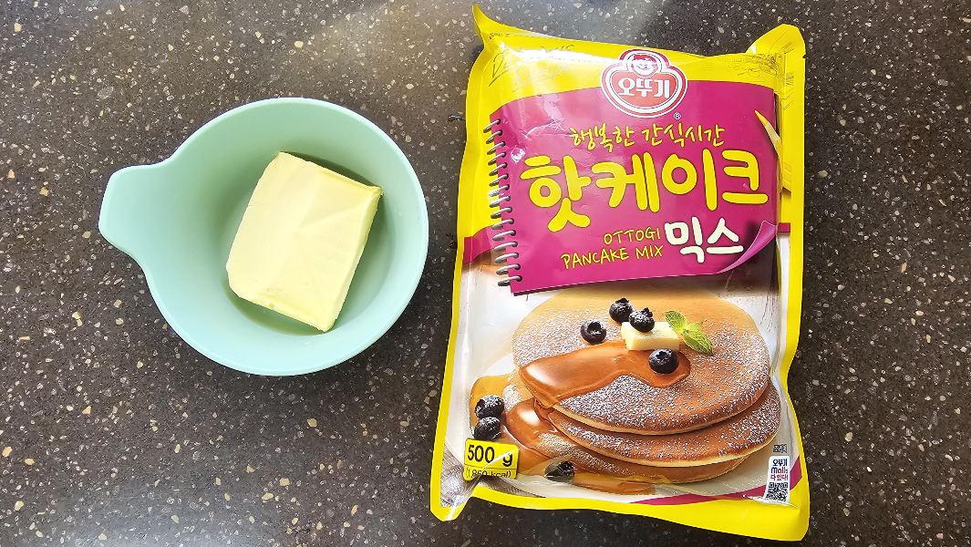 버터는 녹이고 핫케익 가루와 우유를 섞습니다.