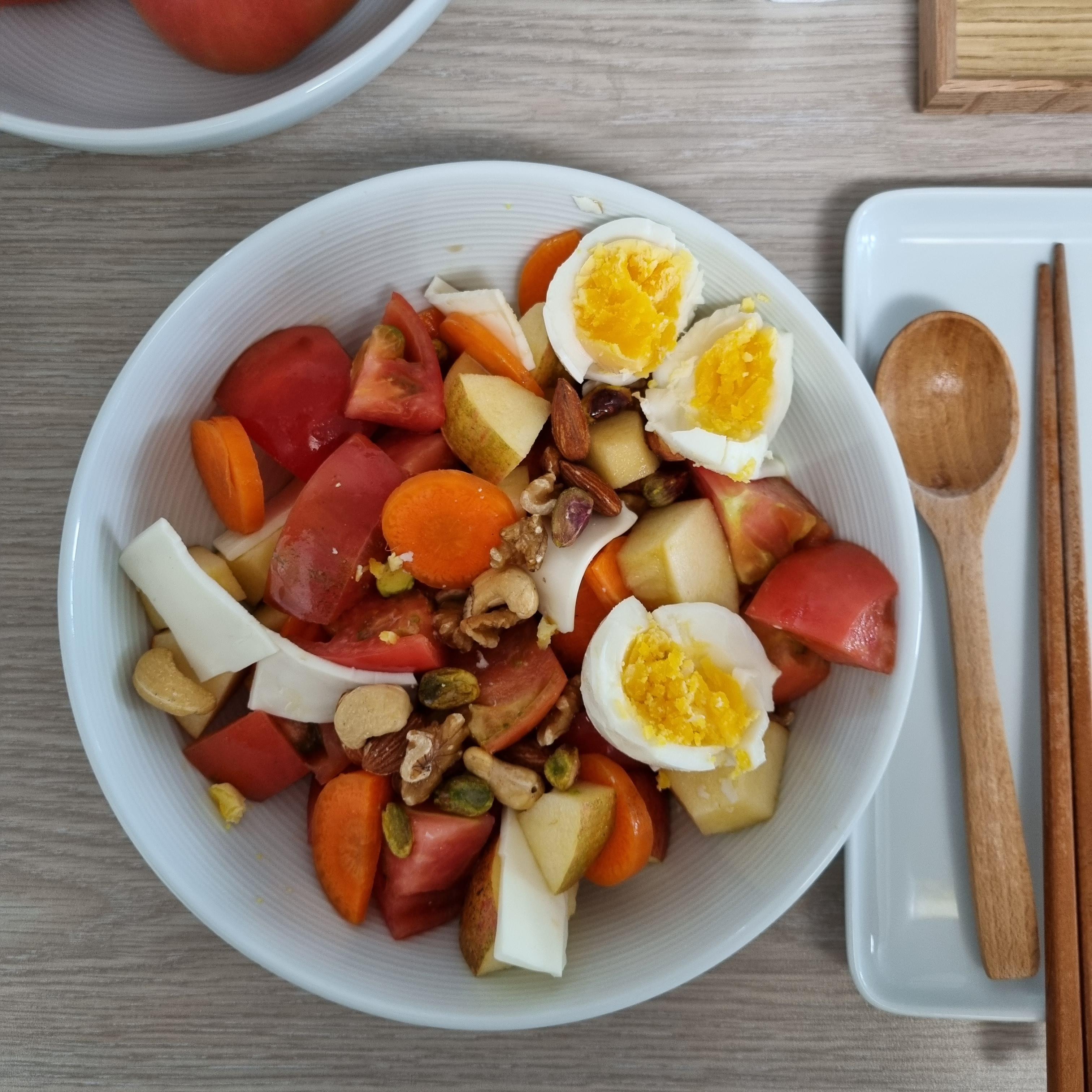 여름 샐러드. 토마토 사과 당근에 견과류와 치즈 추가한 건강 샐러드.