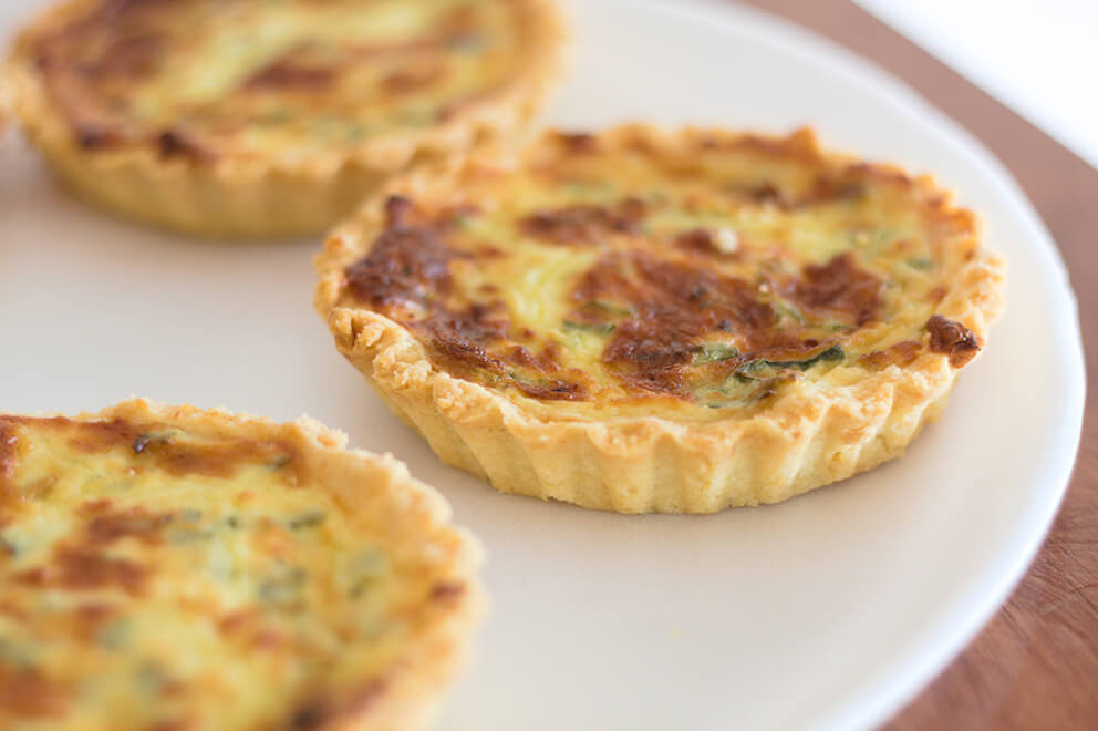 quiche tart 타르트 퀴시 디저트 식사 아침 점심 저녁 크러스트 베이킹 페이스트리