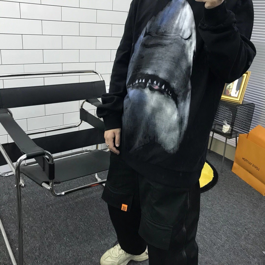  [GIVENCHY] 지방시 샤크 프린트 맨투맨 BM704C3Y0V 001
