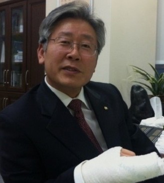 깁스하고 인터뷰하는 이재명