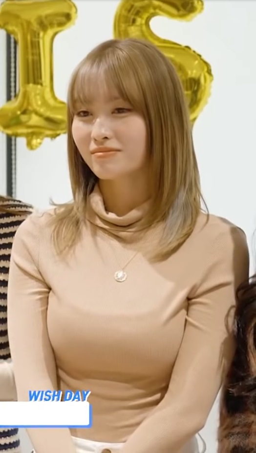 아이돌-idol-kpop-가슴-가슴골-슴골-boobs-cleavage-midriff-엉덩이-엉밑-엉밑살-butt-섹시-몸매-body-sexy-허벅지-thighs-도끼-cameltoe-nsfw-legs-cheeks-트와이스-twice-모모-momo