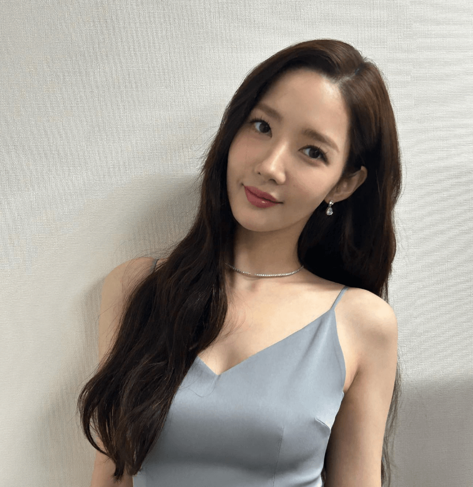 박민영이 어깨끈이 달린 회색 원피스를 입고 있다.