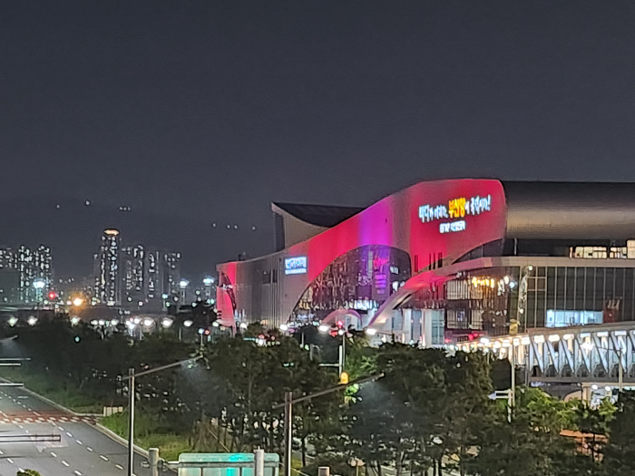여객터미널 야간조명입니다.