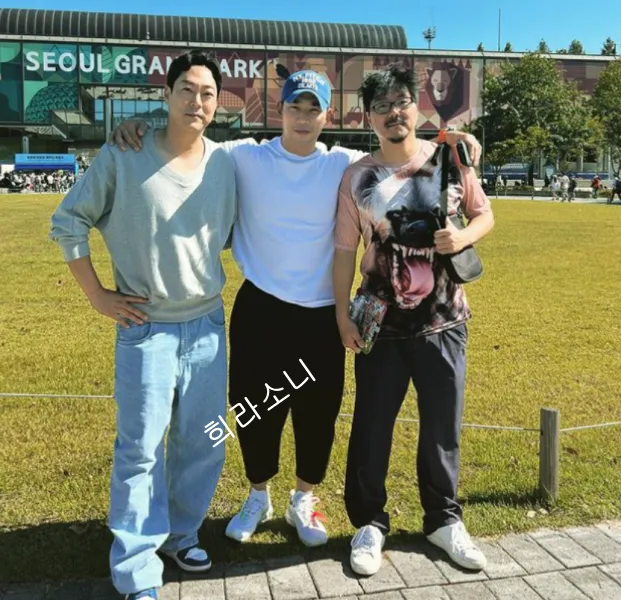 어린이대공원에서 영철&#44; 영수&#44; 상철이 함께 찍은 사진.