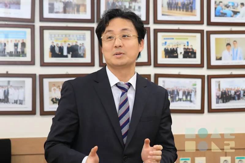MOU의 취지를 설명중이다