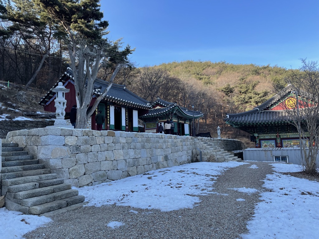 관음전과 삼성각 그리고 살짝 보이는 대웅전 좌측 옆면