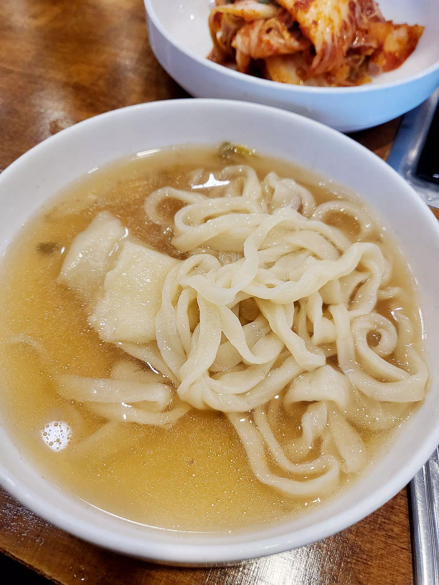 앞접시에 담은 칼국수