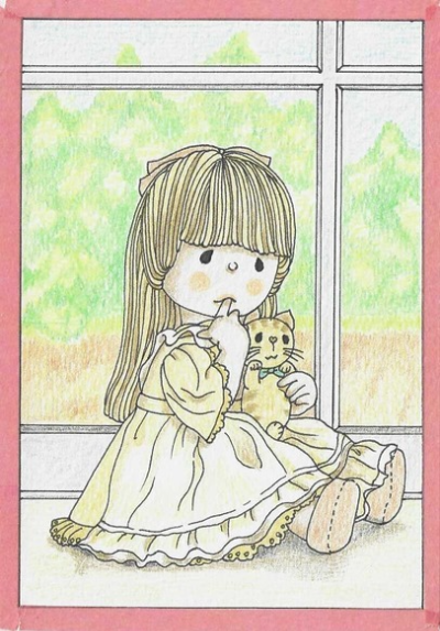 수채 색연필로 인형의 머리카락과 원피스와 안고 있는 고양이를 노란빛으로 칠한 그림