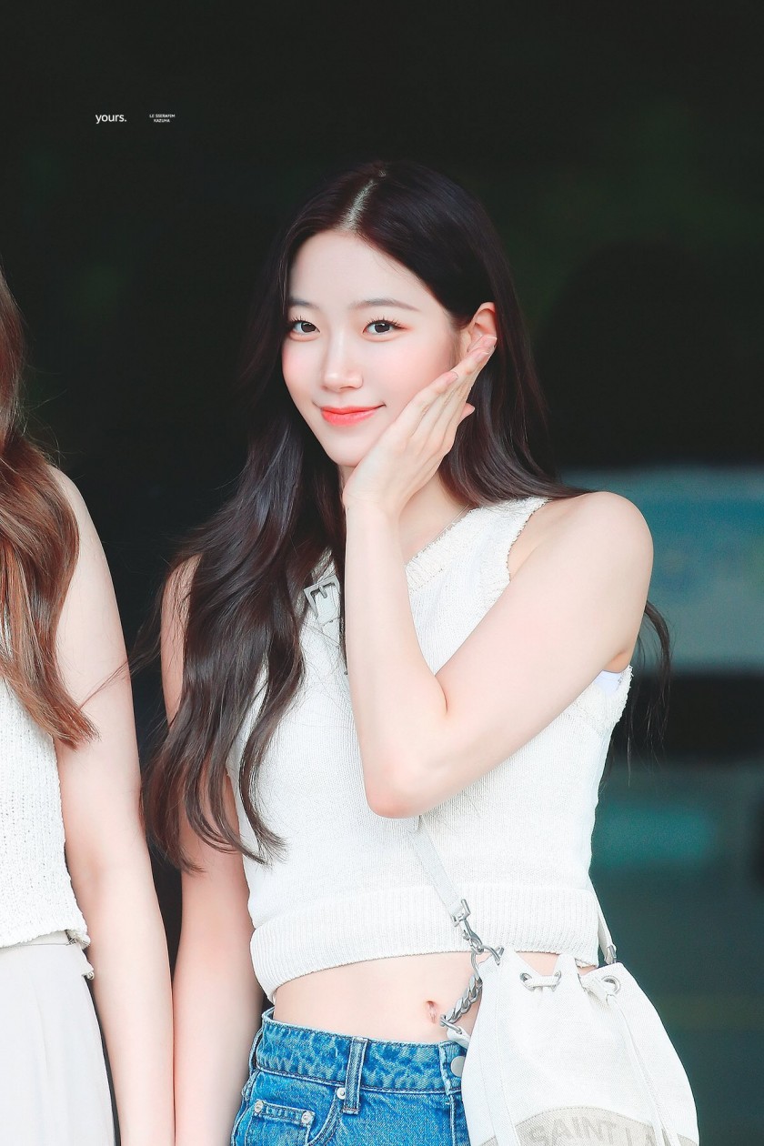  출퇴근 내추럴 패션 르세라핌 카즈하