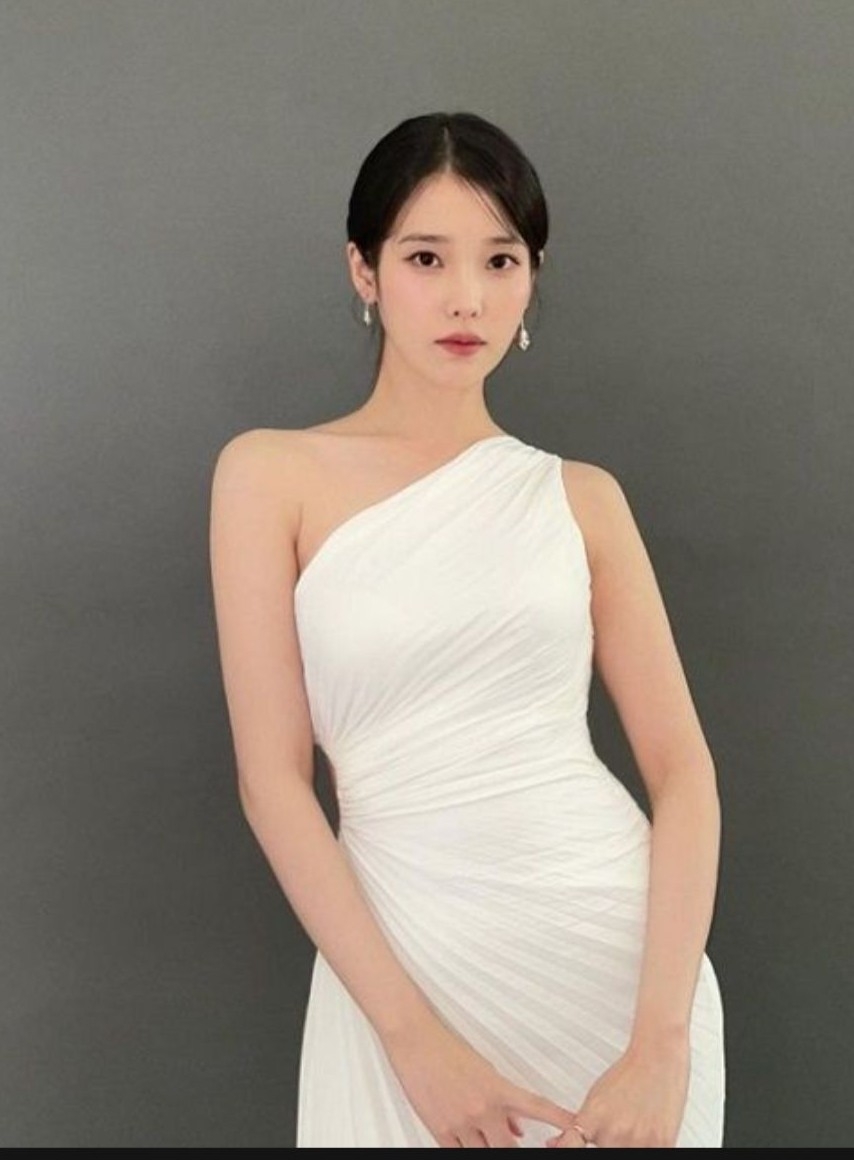  아이유, 이종석과 연애하니 더 예뻐졌네…드레스 입고 '자체 발광' 미모 사진 공개