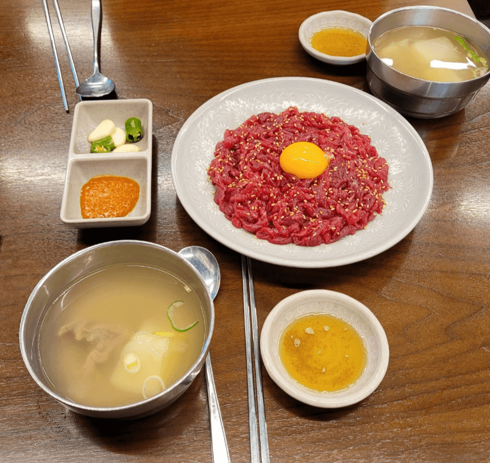 기본 반찬 + 육회