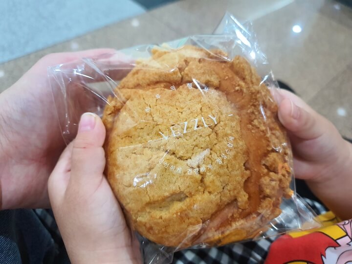 손에-쥐고-있는-소보로-빵-사진
