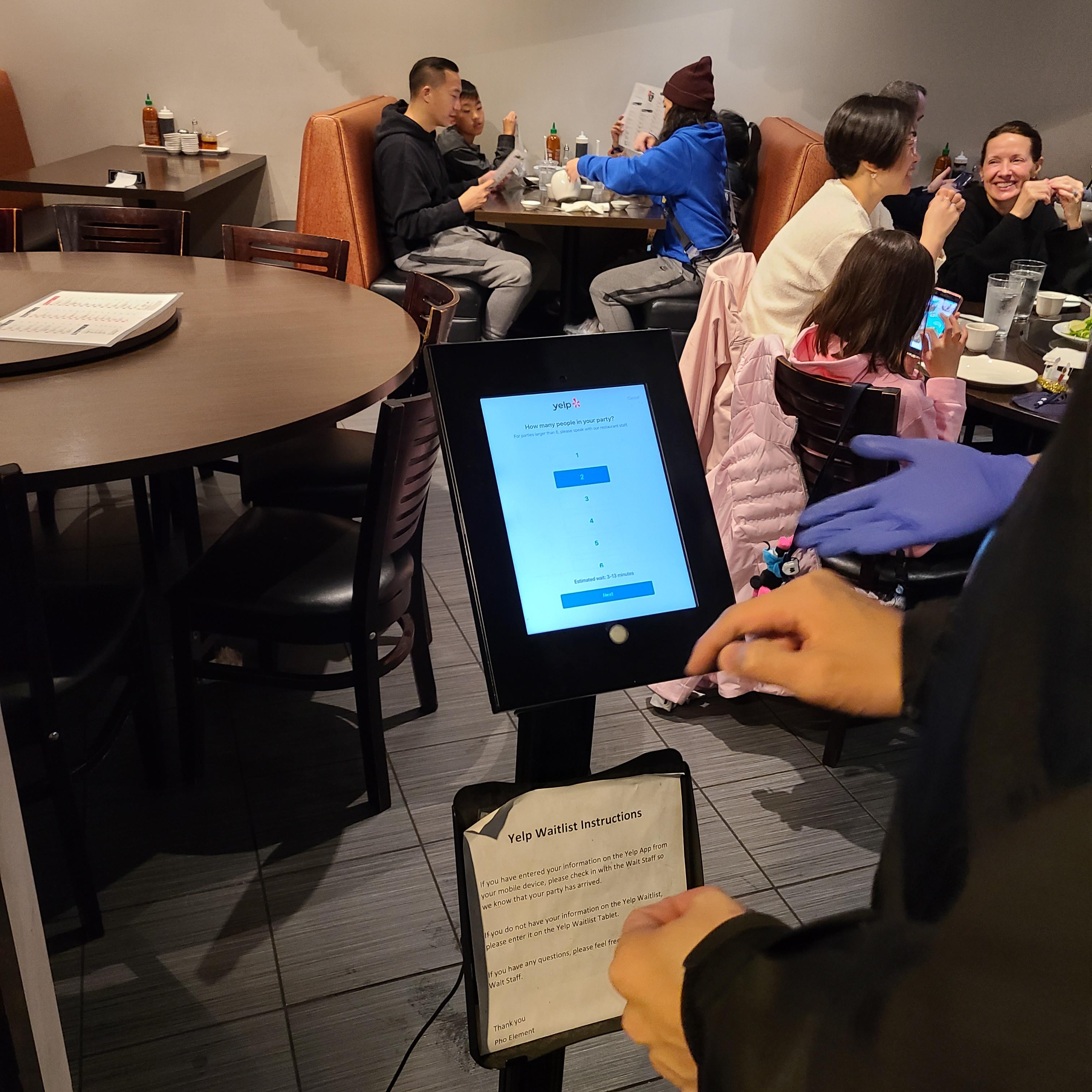옐프 키오스크 (Yelp Kiosk)를 쓰는 포 엘레먼트의 웨이팅 리스트 (Pho Element Waiting list)
