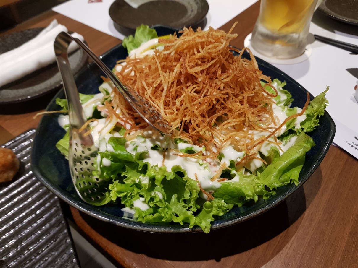 호치민 1군 레탄톤 일본인 거리 닭꼬치(야키토리) 전문점 TORIMITSU - 샐러드(Crispy Potato Caeser Salad)
