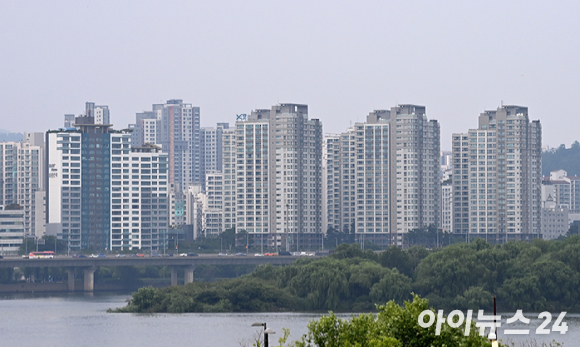 여의도에서 바라본 상수동 일대 아파트 전경사진