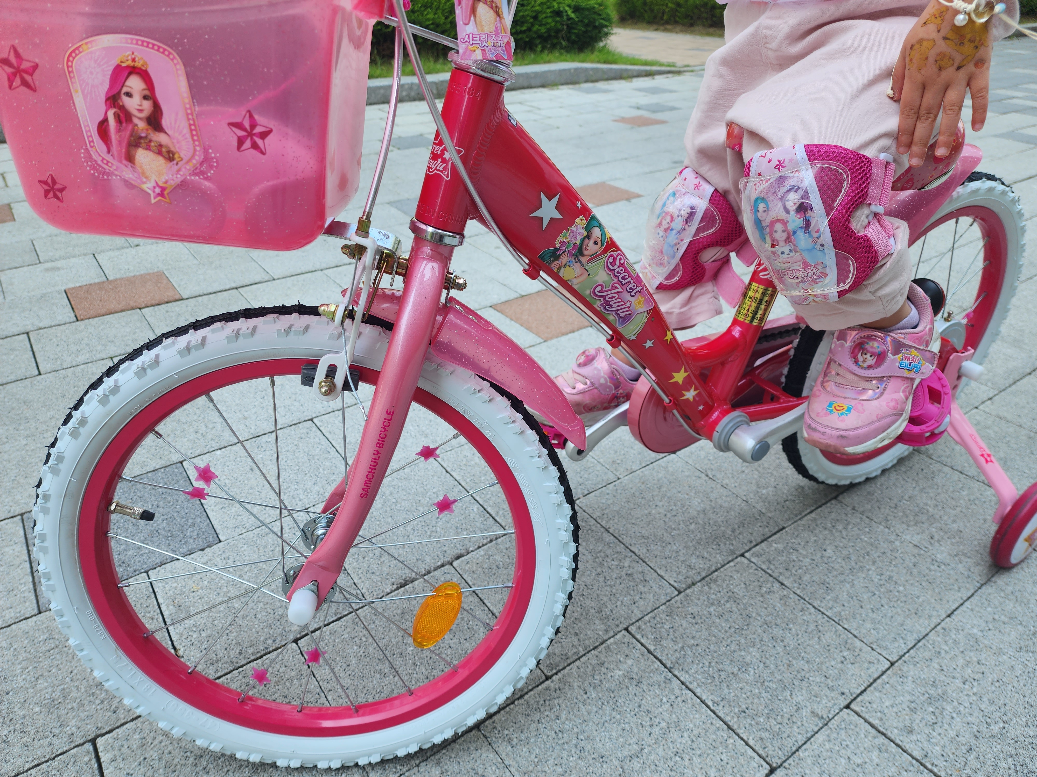 소프트한 재질의 자전거 바구니 사진