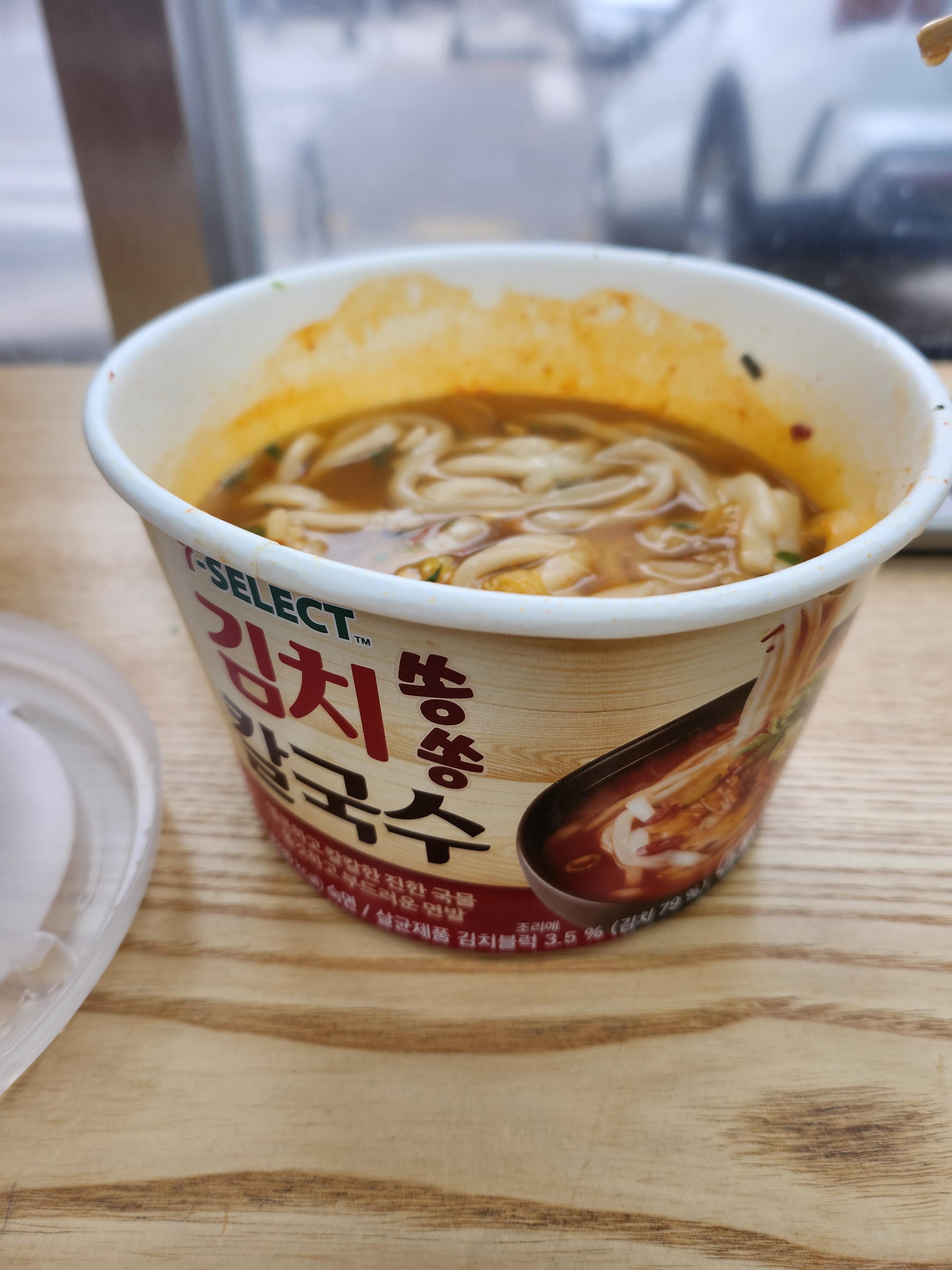  세븐일레븐 김치쏭쏭칼국수