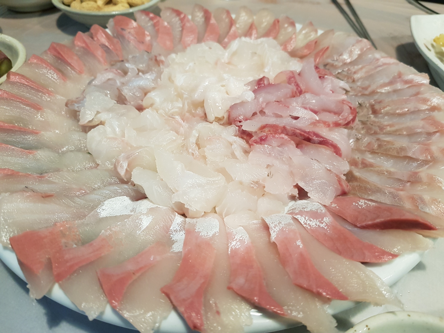  1/19)회식이 있었습니다. 덕분에 핑계거리가 지대로네요.(방어, 장어, 굴)